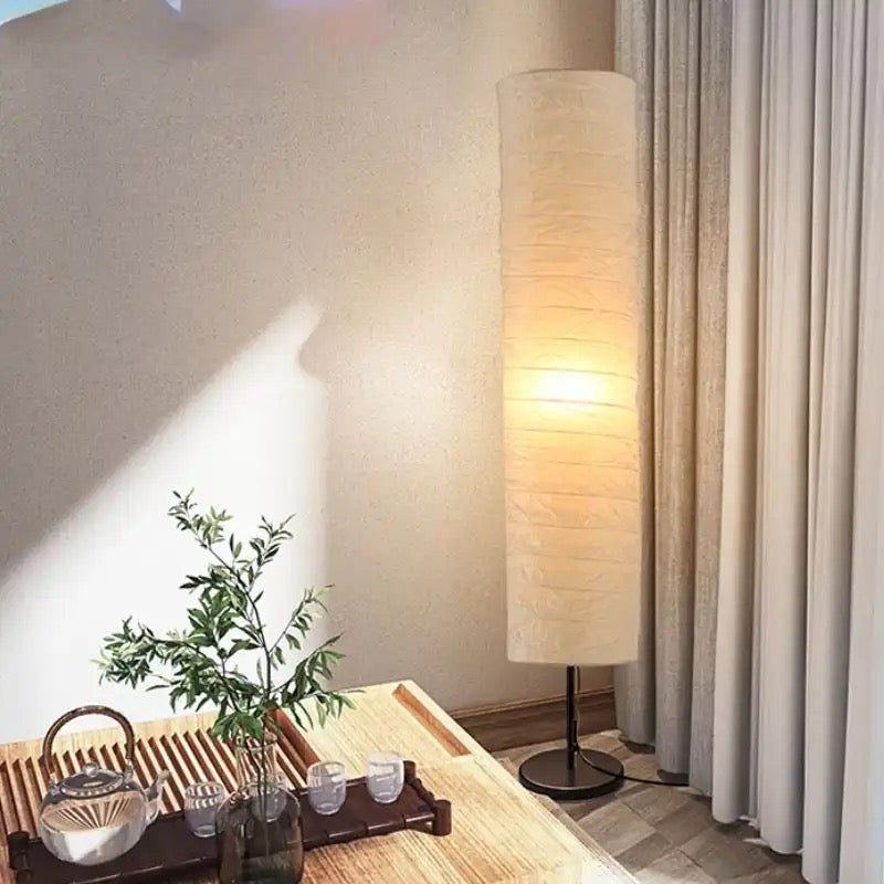 HOLMO gulvlampe i rispapir – skandinavisk design og stemningsbelysning