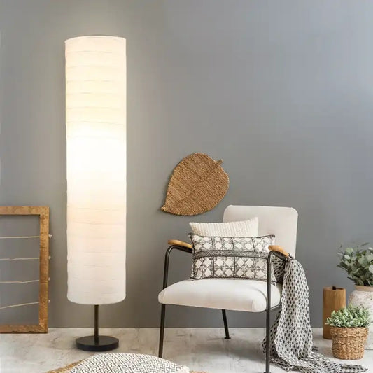 HOLMO gulvlampe i rispapir – skandinavisk design og stemningsbelysning